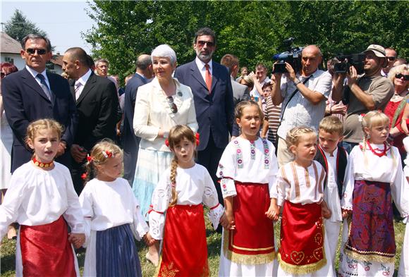 Premijerka Kosor položila temeljni kamen za športsku dvoranu u Višnjevcu                                                                                                                                                                        