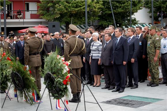 Otkriven spomenik hrvatske pobjede 'Oluja 95'                                                                                                                                                                                                   