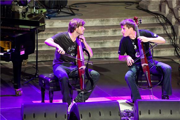 Dubrovnik: 2CELLOS nastupio ispred crkve sv. Vlaha                                                                                                                                                                                              