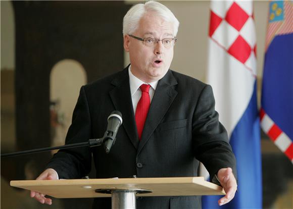 Josipović: Kosor bi trebala smijeniti Jandrokovića                                                                                                                                                                                              