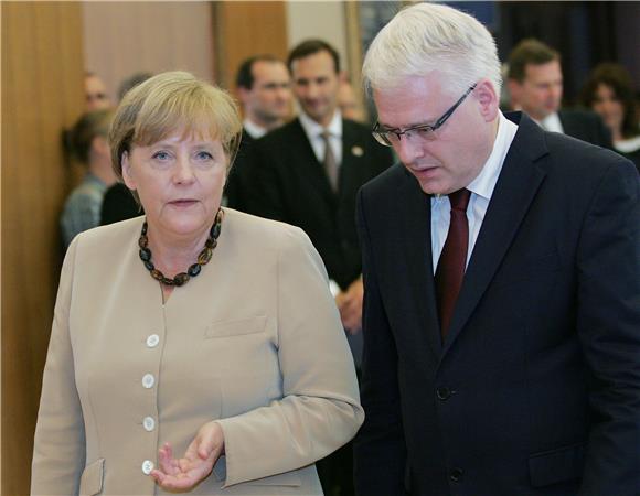 Merkel od Josipovića očekuje pomoć oko krize u BiH - mediji                                                                                                                                                                                     