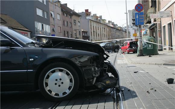 Dvije osobe na Trešnjevci poginule u sudaru tri automobila                                                                                                                                                                                      