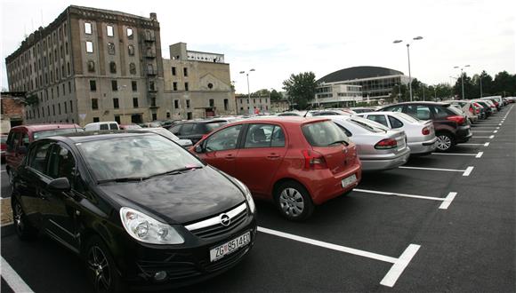 Parkiralište u Paromlinskoj                                                                                                                                                                                                                     