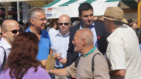 GO SDP-a na Trgu bana Jelačića građanima dijelio bočice vode                                                                                                                                                                                    