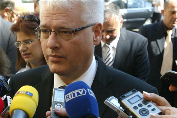 Josipović: ne uvlačite političare u tekuće kaznene postupke                                                                                                                                                                                     