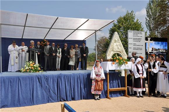 Premijerka Kosor u Kninu položila temeljni kamen za crkvu                                                                                                                                                                                       