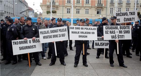 Prosvjed policajaca na Jelačićevu trgu                                                                                                                                                                                                          