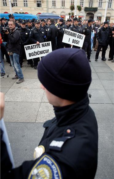 Prosvjed policajaca na Jelačićevu trgu                                                                                                                                                                                                          