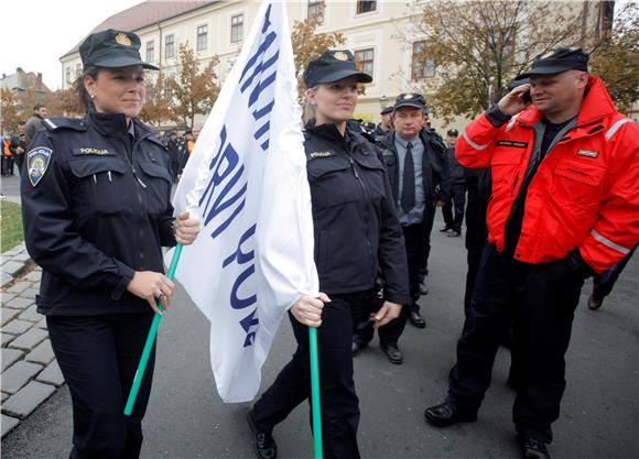 Prosvjed policajaca na Jelačićevu trgu                                                                                                                                                                                                          