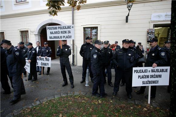 Prosvjed policajaca na Jelačićevu trgu                                                                                                                                                                                                          