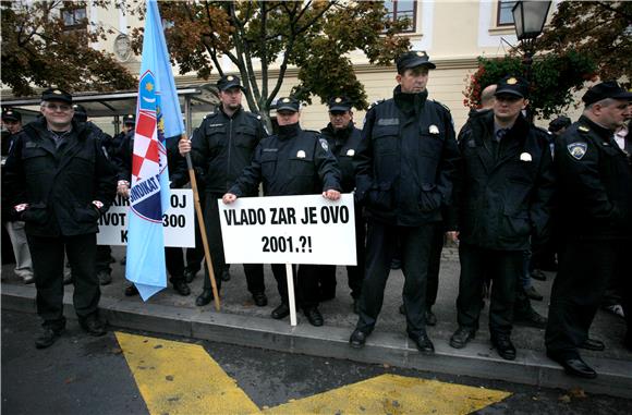 Prosvjed policajaca na Jelačićevu trgu                                                                                                                                                                                                          