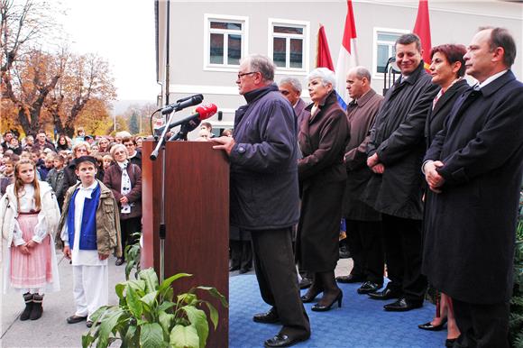 Premijerka Kosor otvorila u Narodnu knjižnicu i čitaonicu u Ogulinu                                                                                                                                                                             