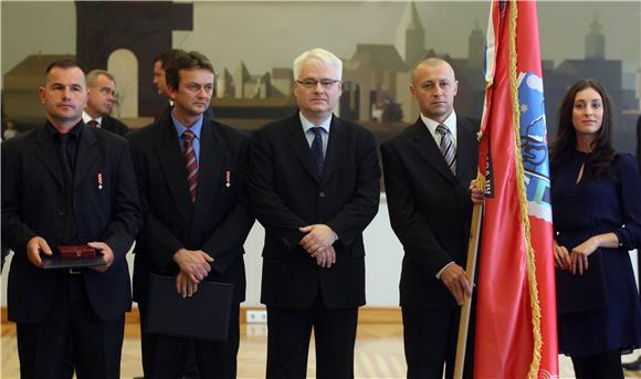 Predsjednik Josipović odlikovao 116. brigadu HV-a                                                                                                                                                                                               