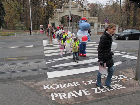 Kod ulaza u park Maksimir 'najzebrastija zebra'                                                                                                                                                                                                 