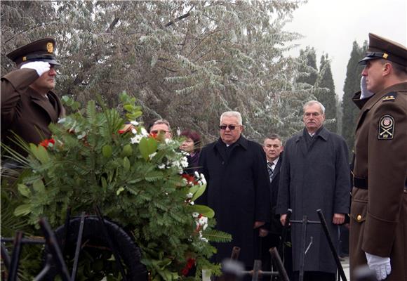 Položeni vijenci i zapaljene svijeće žrtvama srpske agresije u Vukovaru                                                                                                                                                                         