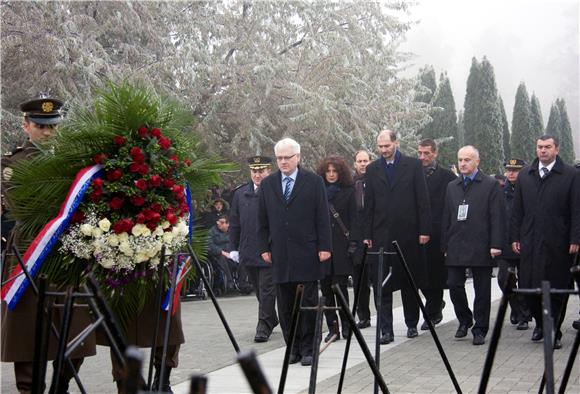 Položeni vijenci i zapaljene svijeće žrtvama srpske agresije u Vukovaru                                                                                                                                                                         