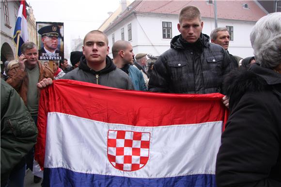 Položeni vijenci i zapaljene svijeće žrtvama srpske agresije u Vukovaru                                                                                                                                                                         