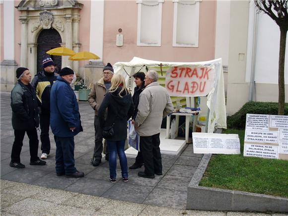 Uoči Božića počeli štrajk glađu ispred varaždinske katedrale                                                                                                                                                                                    