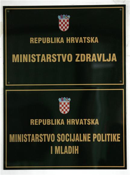 Ploče s natpisom Ministarstvo zdravlja i Ministarstvo socijalne politike i mladih                                                                                                                                                               