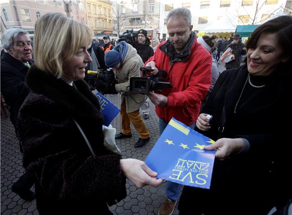 Vesna Pusić podjelila prigodne brošure o EU tijekom druženja s građanima na cvjetnom trgu                                                                                                                                                       