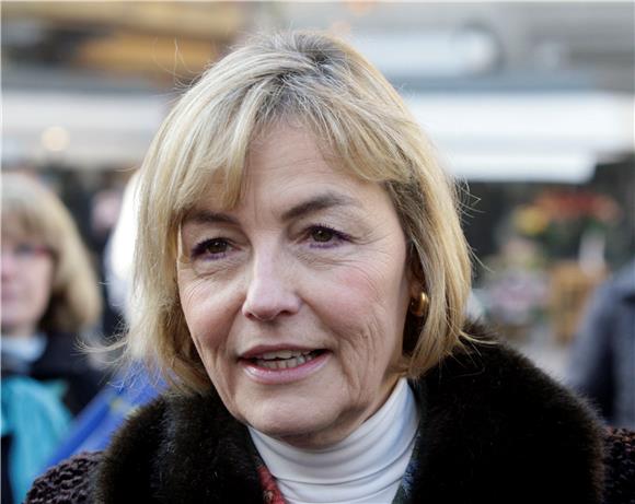 Vesna Pusić podjelila prigodne brošure o EU tijekom druženja s građanima na cvjetnom trgu                                                                                                                                                       