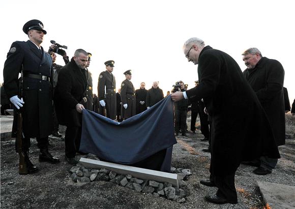 Josipović položio temeljni kamen za Memorijalni centar u Škabrnji                                                                                                                                                                               