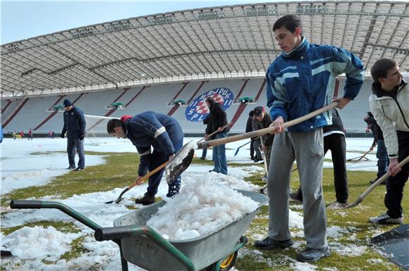 Juniori Hajduka čistili travnjak Poljuda                                                                                                                                                                                                        