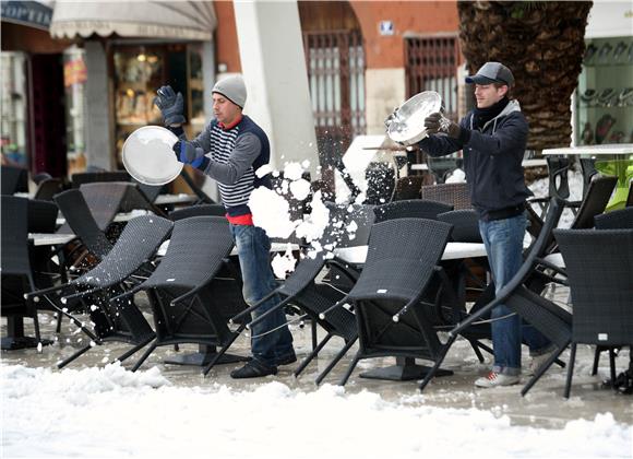 Više od 250 osoba i 33 stroja čiste snijeg u Splitu                                                                                                                                                                                             