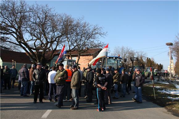 Prosvjed traktorima kod graničnog prijelaza Gola                                                                                                                                                                                                