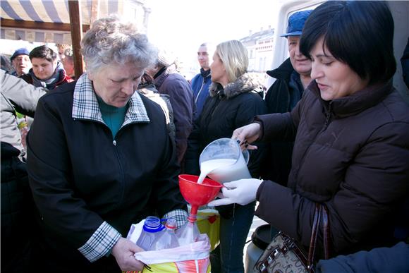 Mljekari dijelili Osječanima mlijeko                                                                                                                                                                                                            