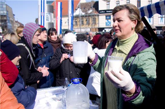 Mljekari dijelili Osječanima mlijeko                                                                                                                                                                                                            