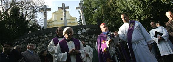 Nadbiskup Bozanić predvodio Križni put na Ksaveru                                                                                                                                                                                               