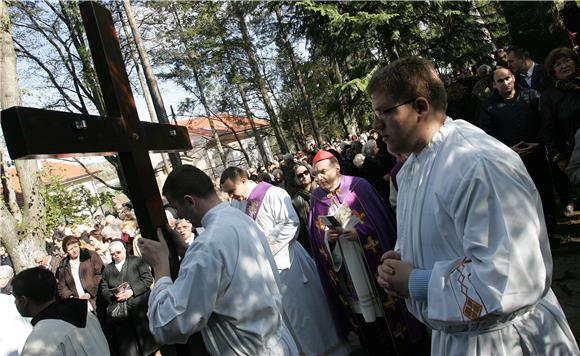 Nadbiskup Bozanić predvodio Križni put na Ksaveru                                                                                                                                                                                               