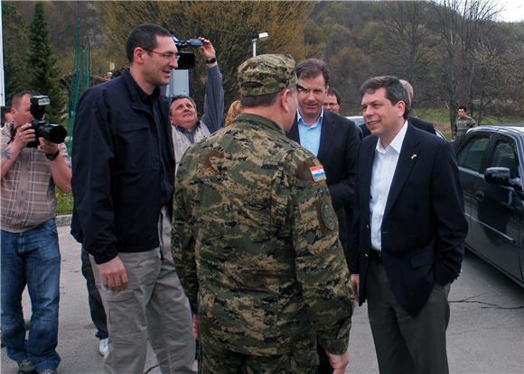 Na slunjskom poligonu ministar Kotromanović i senator Begich                                                                                                                                                                                    