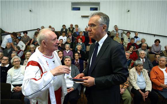 Ministar Rajko Ostojić posjetio Dom za starije i nemoćne osobe Trnje                                                                                                                                                                            