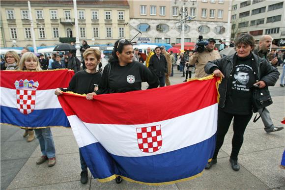 Okupljanje desničara i antifašista na zagrebačkom glavnom trgu                                                                                                                                                                                  