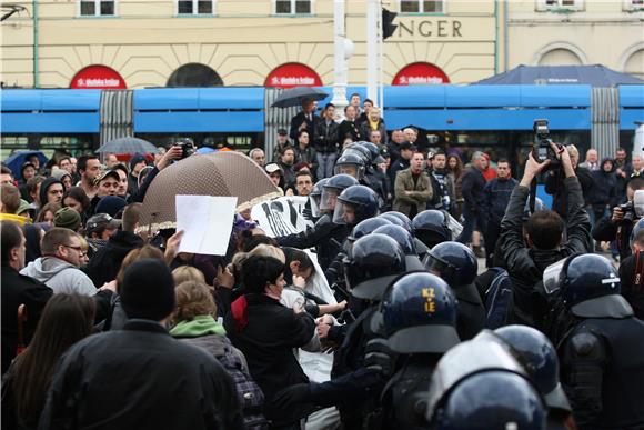 Okupljanje desničara i antifašista na zagrebačkom glavnom trgu                                                                                                                                                                                  