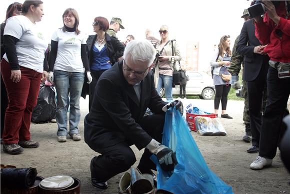 Državni vrh u akciji 'Zelena čistka-jedan dan za čisti okoliš'                                                                                                                                                                                  