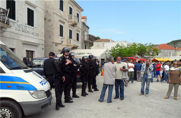 Policija osigurava sudskog ovršitelja Jadrankamena i 'čuva' kuće sindikalaca                                                                                                                                                                    