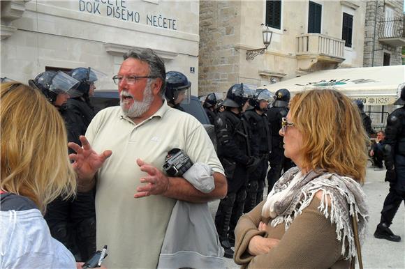 Policija osigurava sudskog ovršitelja Jadrankamena i 'čuva' kuće sindikalaca                                                                                                                                                                    