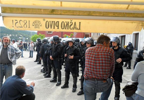 Policija osigurava sudskog ovršitelja Jadrankamena i 'čuva' kuće sindikalaca                                                                                                                                                                    