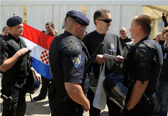 Miljak priveden nakon skupa na Trgu bana Jelačića                                                                                                                                                                                               