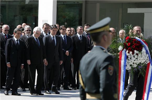 Hrvatski državni vrh položio vijenac i odao počast u Teznom                                                                                                                                                                                     