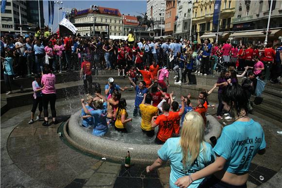 Zagrebački maturanti slave posljednji dan nastave                                                                                                                                                                                               