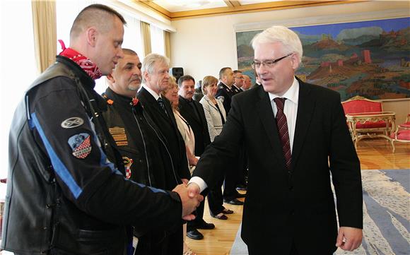 Josipović primio Udrugu obitelji stradalih u prometu i organizatore projekta 'Karavana za život-bikeri na cesti'                                                                                                                                