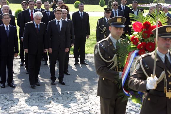 Državni vrh položio vijence na Mirogoju povodom obilježavanja Dana Oružanih snaga RH i Hrvatske kopnene vojske                                                                                                                                  