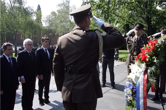 Državni vrh položio vijence na Mirogoju povodom obilježavanja Dana Oružanih snaga RH i Hrvatske kopnene vojske                                                                                                                                  