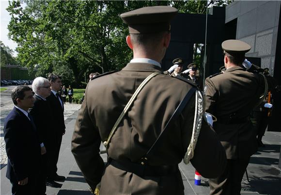 Državni vrh položio vijence na Mirogoju povodom obilježavanja Dana Oružanih snaga RH i Hrvatske kopnene vojske                                                                                                                                  