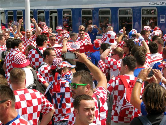 EURO - Stigao vlak s hrvatskim navijačima                                                                                                                                                                                                       