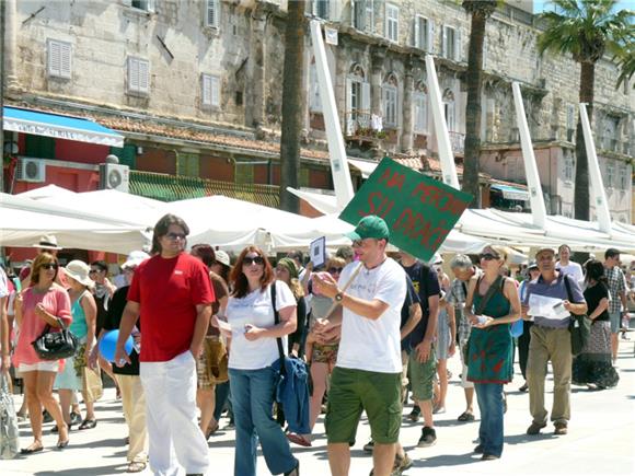 Prosvjed na splitskoj Rivi protiv spalionice smeća u Kaštelima                                                                                                                                                                                  